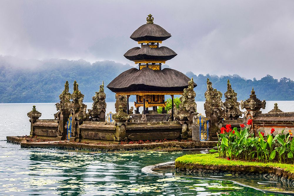 Beratan Temple, also known as Pura Ulun Danu Beratan, Lake Beratan in Bedugul, Bali.